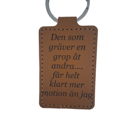 Nyckelring i PU läder, Den som gräver en grop..